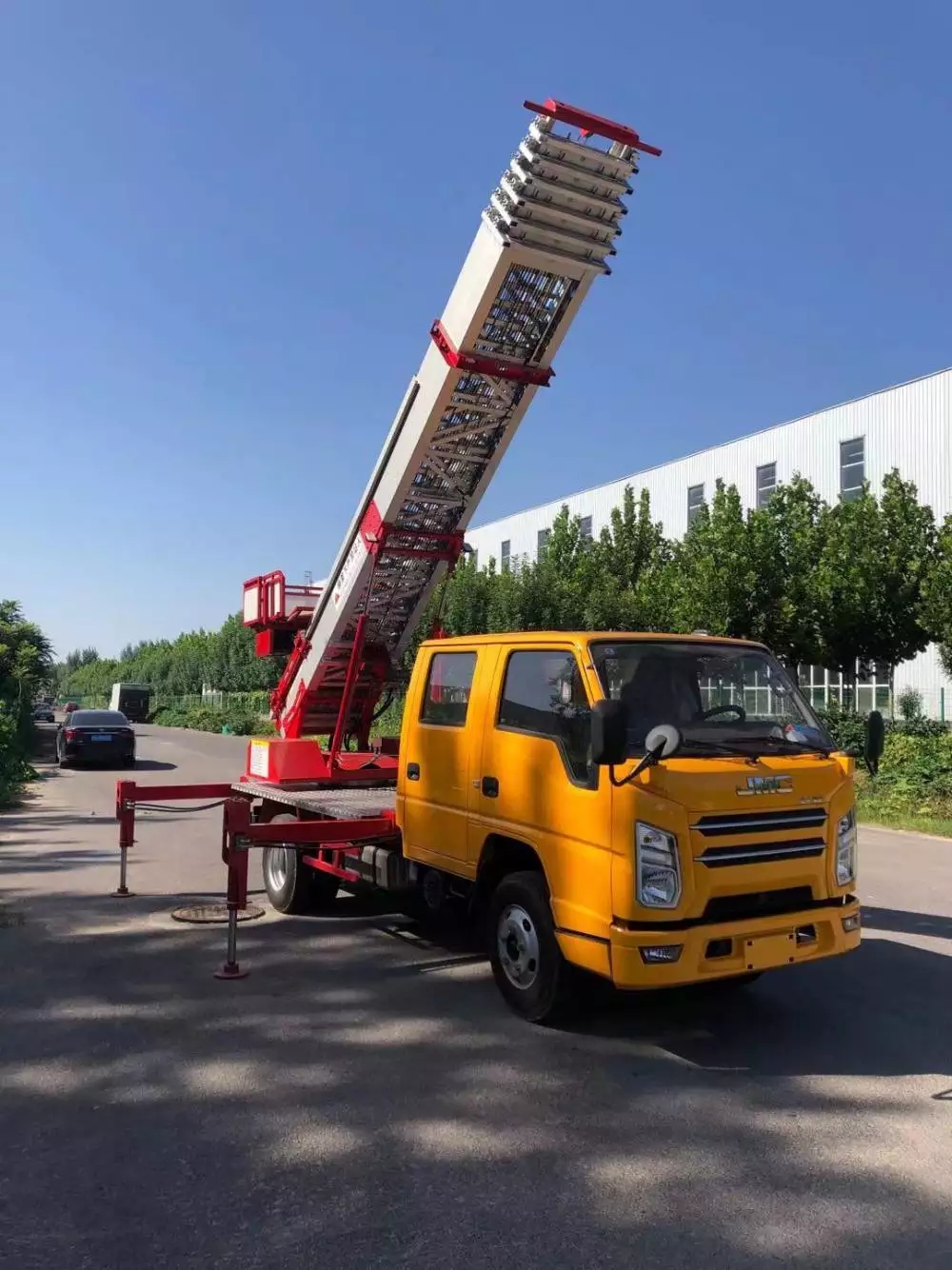 启东附近的云梯车出租服务：轻松解决高空作业需求