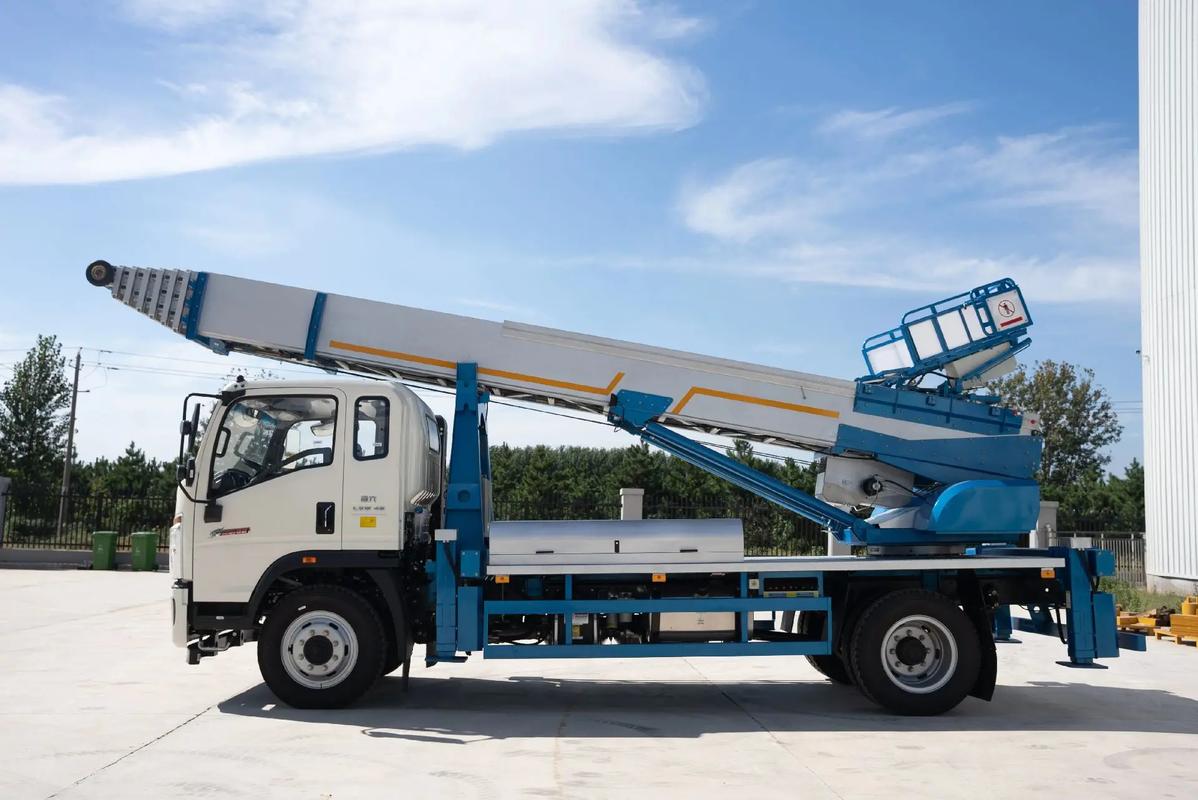 启东云梯上料车租赁费用