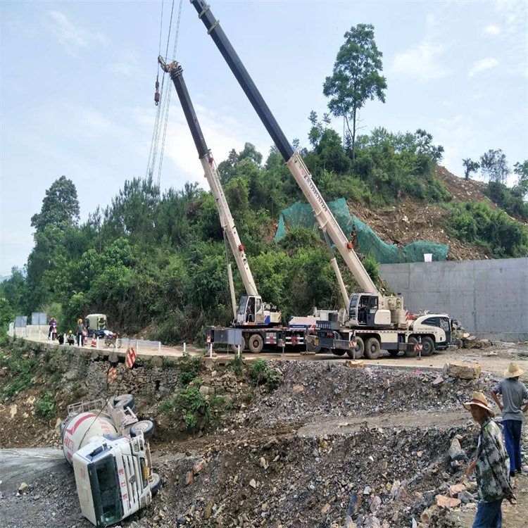 启东汽车掉沟里叫吊车救援要多少钱